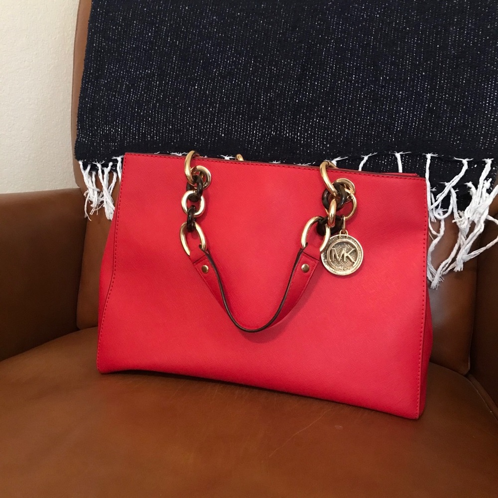 Michael Kors Cynthia Coral Leather Purse. - Picture 2 of 5